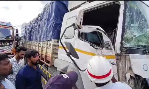 Sangareddy हादसा, नशे में धुत ड्राइवर ने स्कूल बस को टक्कर मारी, दहशत का माहौल Sangareddy हादसा, नशे में धुत ड्राइवर ने स्कूल बस को टक्कर मारी, दहशत का माहौल