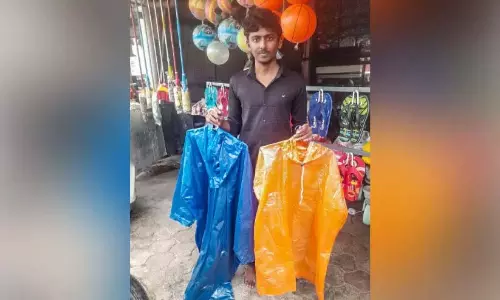 बरसात का मौसम; रेनकोट और रेन बूट बाजार में हिट बरसात का मौसम; रेनकोट और रेन बूट बाजार में हिट