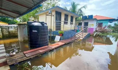 Kerala : कक्षाएं निलंबित हुए तीन सप्ताह बीत चुके Kerala : कक्षाएं निलंबित हुए तीन सप्ताह बीत चुके
