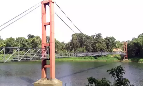पुनर्निर्माण के लिए सात साल का इंतजार; भीषण बाढ़ में झूला पुल नष्ट हो गया