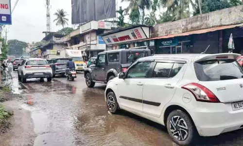 Kerala : राष्ट्रीय राजमार्ग ध्वस्त, यातायात जाम की स्थिति और बिगड़ी Kerala : राष्ट्रीय राजमार्ग ध्वस्त, यातायात जाम की स्थिति और बिगड़ी