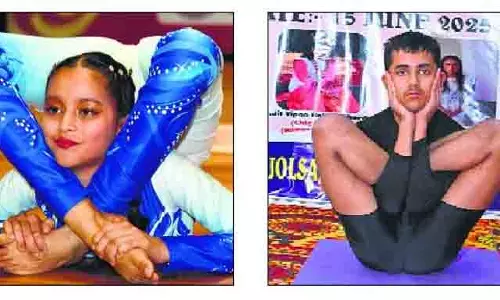 Nidhi, यशोवर्धन ने योग से जिला हमीरपुर को गौरवान्वित किया