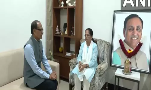 शिवराज सिंह चौहान ने विजय रूपाणी के परिजनों से मुलाकात की, दिवंगत नेता को श्रद्धांजलि दी शिवराज सिंह चौहान ने विजय रूपाणी के परिजनों से मुलाकात की, दिवंगत नेता को श्रद्धांजलि दी