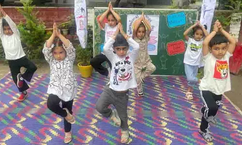 योग दिवस से एक दिन पहले Himachal में नन्हे योगी अपनी चटाई बिछा रहे योग दिवस से एक दिन पहले Himachal में नन्हे योगी अपनी चटाई बिछा रहे