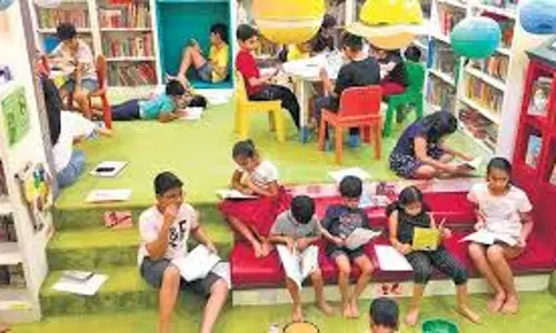Kerala : रीडिंग डे पर छात्रों की माताएं बनीं कोलाथुर एल.पी. स्कूल लाइब्रेरी की सदस्य