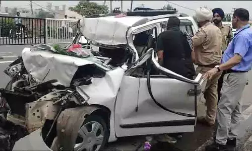 BSF जवान की कार टिपर से टकराई, पत्नी गंभीर रूप से घायल