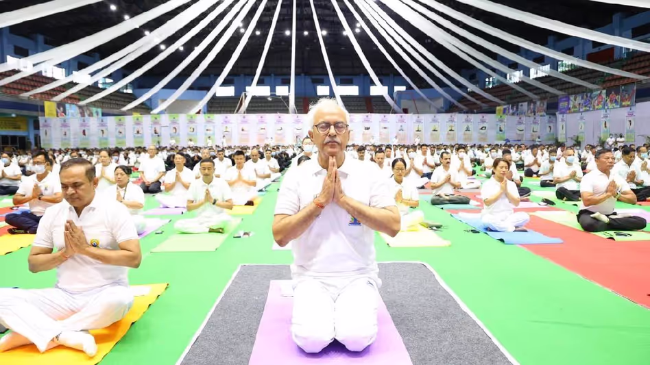 Manipur : अंतर्राष्ट्रीय योग दिवस, राज्यपाल अजय कुमार भल्ला ने किया समारोह का नेतृत्व Manipur : अंतर्राष्ट्रीय योग दिवस, राज्यपाल अजय कुमार भल्ला ने किया समारोह का नेतृत्व