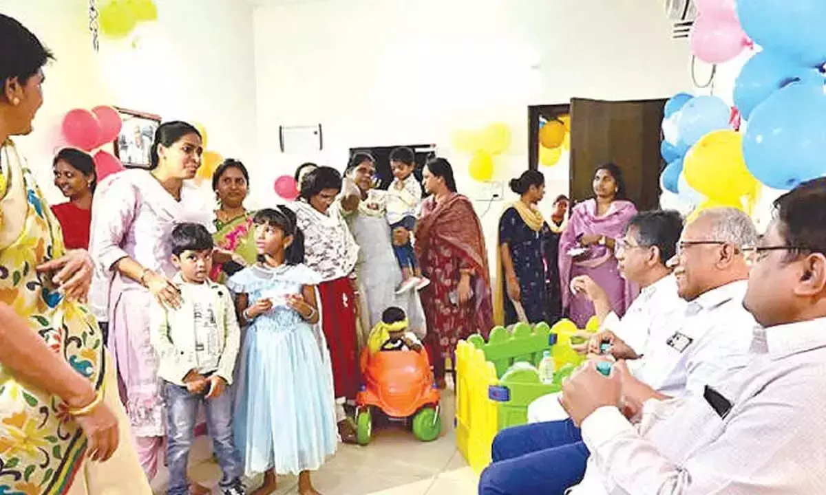 Andhra: RySS में क्रेच-सह-महिला स्थान का उद्घाटन किया गया Andhra: RySS में क्रेच-सह-महिला स्थान का उद्घाटन किया गया