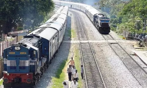 Faridabad: एक्सप्रेस ट्रेन के आगे युवक को धकेला, गंभीर रूप से घायल