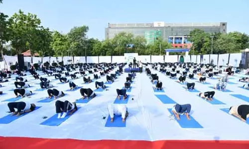 भारतीय तटरक्षक बल ने शारीरिक-मानसिक तनाव से निपटने के लिए एक स्वस्थ जीवनशैली के रूप में मनाया योग दिवस भारतीय तटरक्षक बल ने शारीरिक-मानसिक तनाव से निपटने के लिए एक स्वस्थ जीवनशैली के रूप में मनाया योग दिवस
