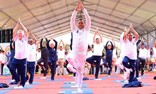 Dehradun: राष्ट्रपति से लेकर ग्रामीणों तक, उत्तराखंड में दिखी योग की एकजुटता Dehradun: राष्ट्रपति से लेकर ग्रामीणों तक, उत्तराखंड में दिखी योग की एकजुटता
