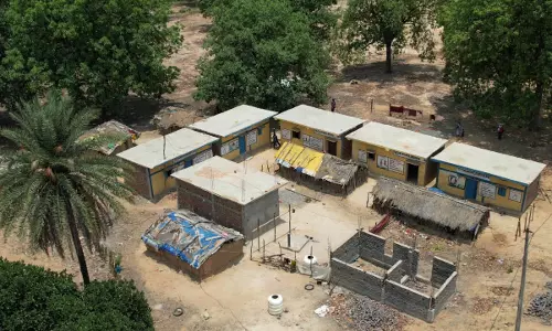 कच्चे घास फूस की झोपड़ियों अब पक्के मकानों की कॉलोनी में हुई तब्दील