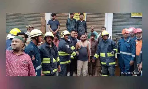 Asifnagar में फर्नीचर बनाने और मरम्मत करने वाली कार्यशाला की इमारत में आग लग गई, 12 लोगों को बचाया