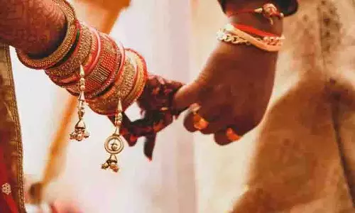 Gonda: अपनी पत्नी पर जहर देने का आरोप लगाकर उसकी शादी उसके प्रेमी से करा दी