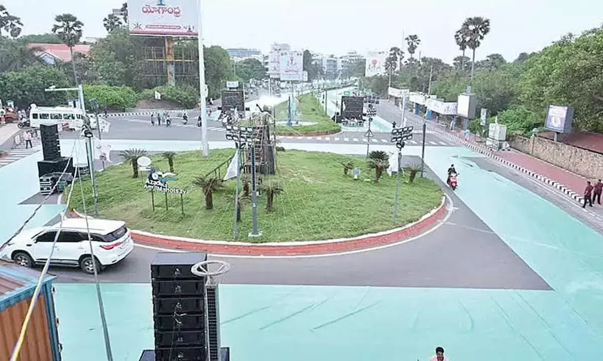 Andhra: पोर्ट सिटी अंतर्राष्ट्रीय युवा दिवस समारोह के लिए तैयार Andhra: पोर्ट सिटी अंतर्राष्ट्रीय युवा दिवस समारोह के लिए तैयार
