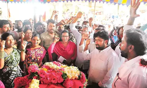 Telangana : आंसुओं के बीच गजरला रवि का अंतिम संस्कार Telangana : आंसुओं के बीच गजरला रवि का अंतिम संस्कार