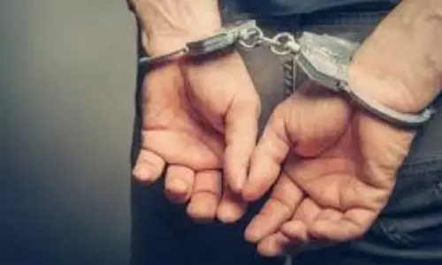 Mopa पुलिस ने निजी वाहनों को अवैध रूप से रेंट-ए-कैब में बदलने के लिए दो लोगों पर मामला दर्ज किया