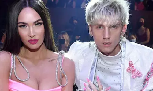 Machine Gun Kelly और मेगन फॉक्स ने बताई बेटी ‘सागा ब्लेड’ का खास नामकरण Machine Gun Kelly और मेगन फॉक्स ने बताई बेटी ‘सागा ब्लेड’ का खास नामकरण