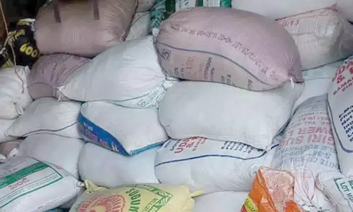 कुरनूल में अवैध राशन चावल का कारोबार जोरों पर, सीपीआई ने चिंता जताई कुरनूल में अवैध राशन चावल का कारोबार जोरों पर, सीपीआई ने चिंता जताई