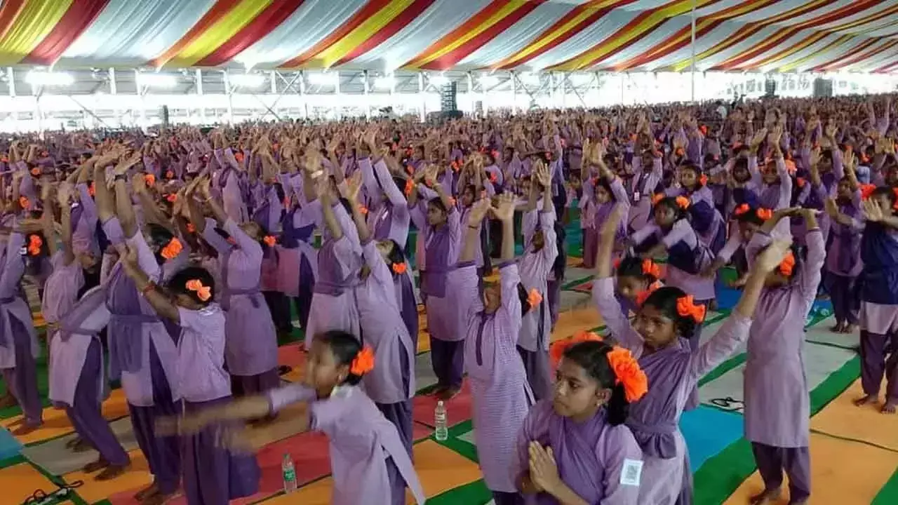 Andhra: विशाखापत्तनम में योगांध्रा कार्यक्रम ने गिनीज वर्ल्ड रिकॉर्ड बनाया
