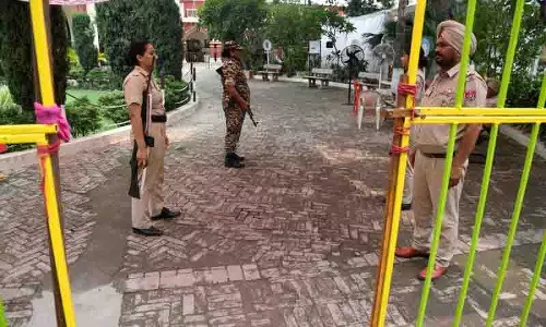 लुधियाना (पश्चिम) उपचुनाव, EVM को तीन स्तरीय सुरक्षा घेरे में रखा गया लुधियाना (पश्चिम) उपचुनाव, EVM को तीन स्तरीय सुरक्षा घेरे में रखा गया