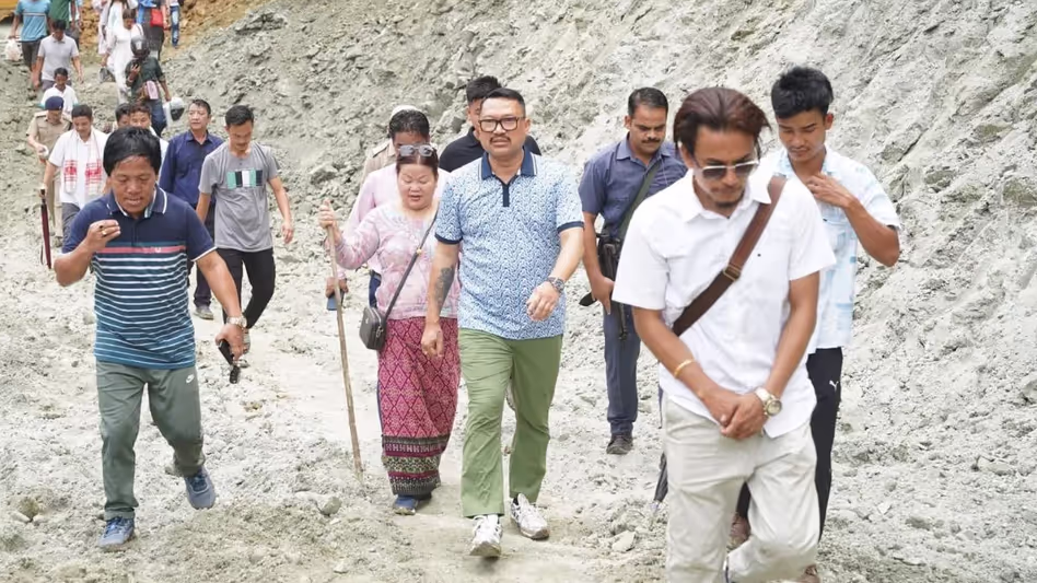 Arunachal के मंत्री ने भूस्खलन प्रभावित अंजॉ का दौरा किया Arunachal के मंत्री ने भूस्खलन प्रभावित अंजॉ का दौरा किया