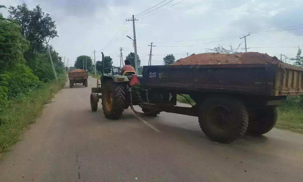 Telangana: मिट्टी माफिया सरकारी जमीन लूट रहे हैं और खनन अधिकारी खामोश हैं Telangana: मिट्टी माफिया सरकारी जमीन लूट रहे हैं और खनन अधिकारी खामोश हैं