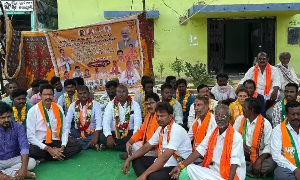 Telangana: भाजपा ने सड़क की समस्या और बाढ़ पीड़ितों की उपेक्षा को लेकर आलमपुर में विरोध प्रदर्शन किया
