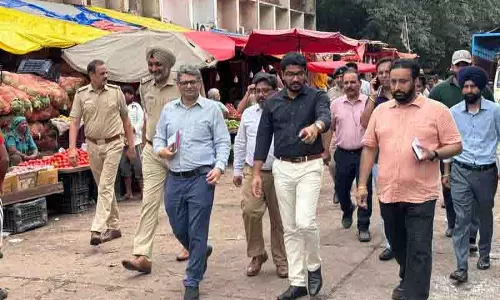 कृषि सचिव ने सेक्टर 26 सब्जी Mandi में सफाई, बुनियादी ढांचे की समीक्षा की कृषि सचिव ने सेक्टर 26 सब्जी Mandi में सफाई, बुनियादी ढांचे की समीक्षा की