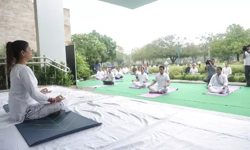 Jaipur: अधिकारियों और प्रशिक्षुओं ने योग कर लिया निरोग जीवन का संकल्प