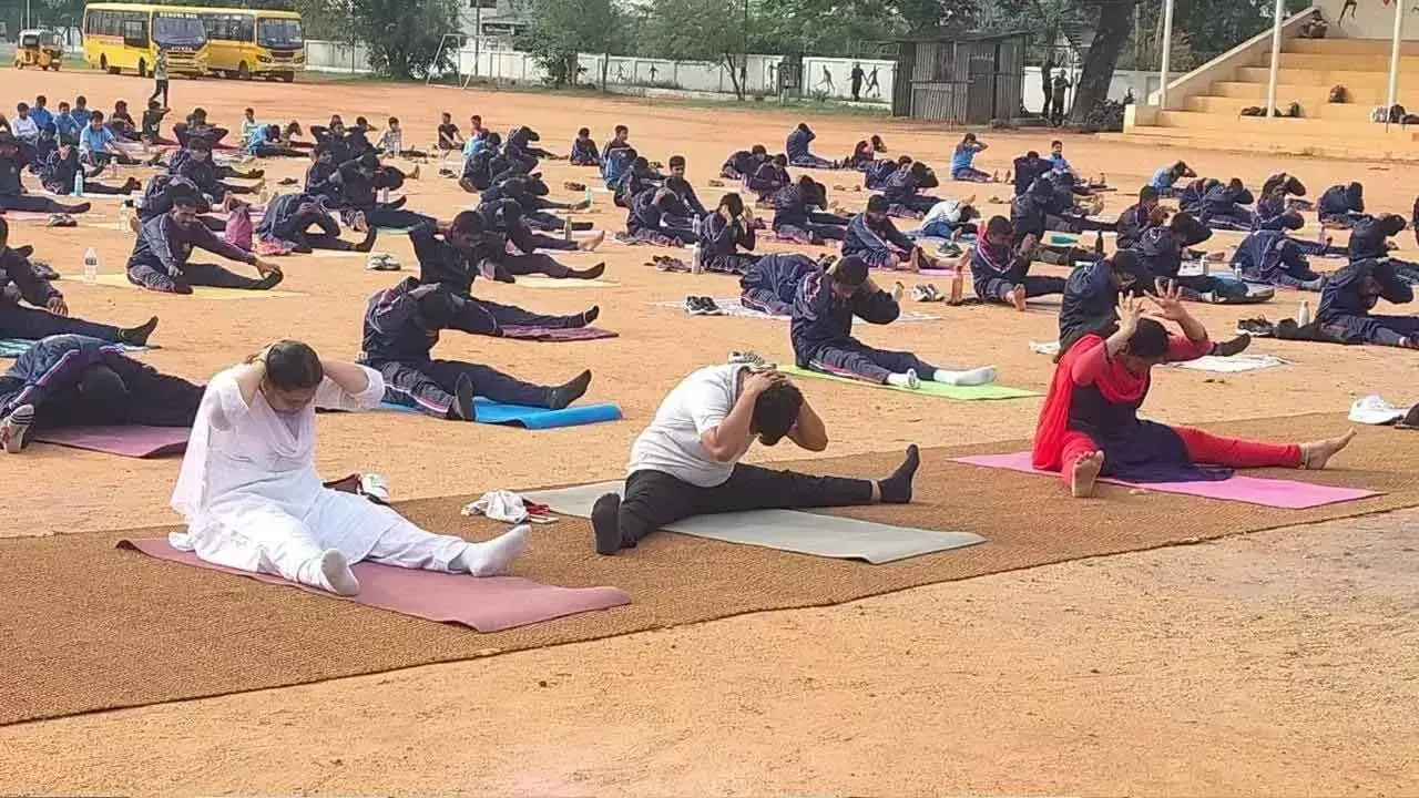 योग दिवस समारोह: स्वास्थ्य और सद्भाव की ओर एक कदम योग दिवस समारोह: स्वास्थ्य और सद्भाव की ओर एक कदम