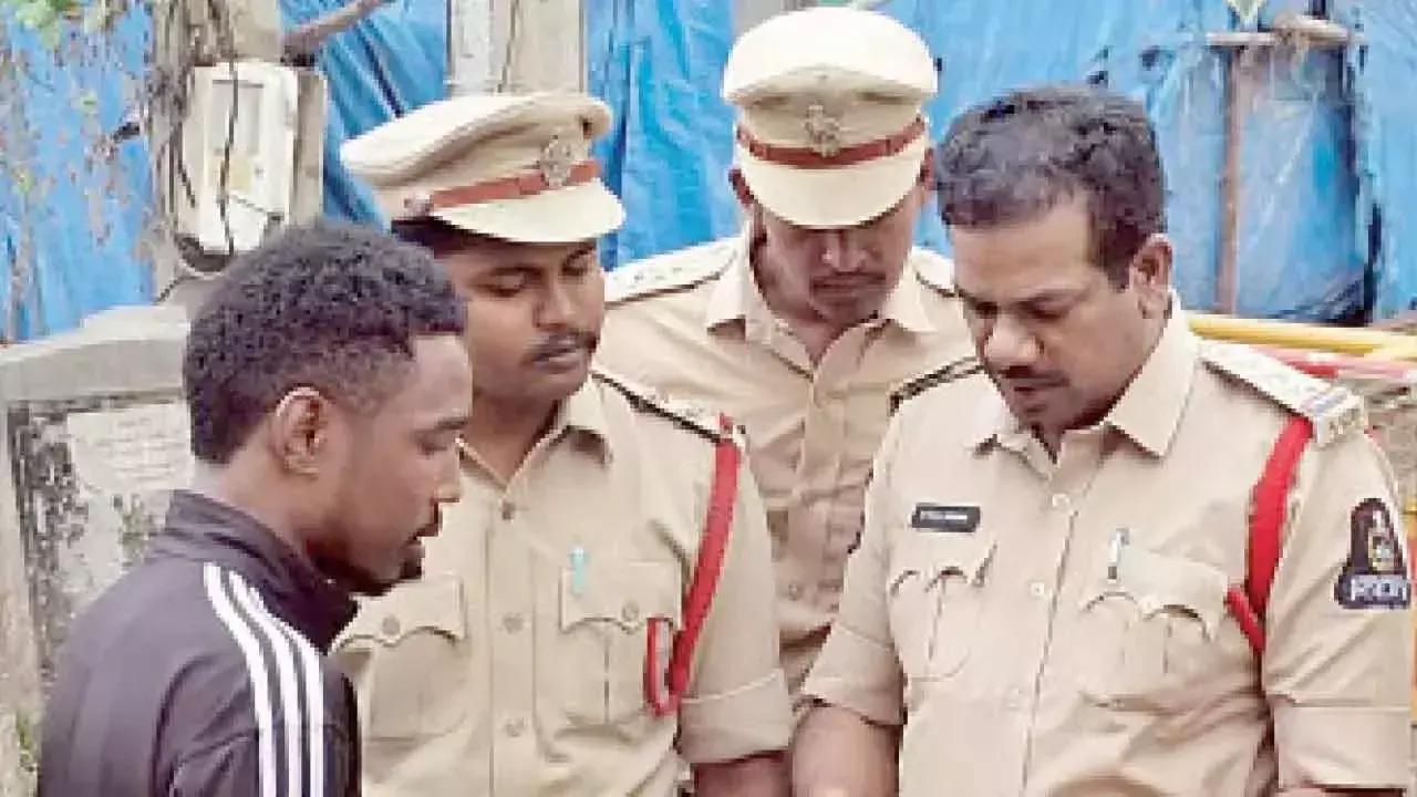 Telangana: पुलिस ने टोलीचौकी में घेराबंदी और तलाशी अभियान चलाया Telangana: पुलिस ने टोलीचौकी में घेराबंदी और तलाशी अभियान चलाया