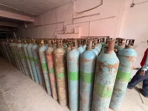 Farrukhabad: सुरक्षा नियमों की अनदेखी, ऑक्सीजन सिलेंडर ढोने में खतरा