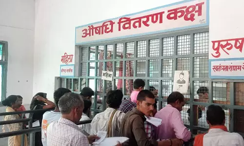 Farrukhabad: दवा लेने को मरीजों की लंबी कतारें, औषधि काउंटर पर दबाव