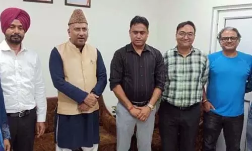 Jammu: खटाना ने इग्नू क्षेत्रीय केंद्र का दौरा किया, छात्रों से बातचीत की