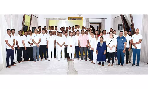 राज्यपाल पीएस श्रीधरन पिल्लई ने 11वें अंतर्राष्ट्रीय योग दिवस के अवसर पर पणजी में योग सत्र का किया नेतृत्व राज्यपाल पीएस श्रीधरन पिल्लई ने 11वें अंतर्राष्ट्रीय योग दिवस के अवसर पर पणजी में योग सत्र का किया नेतृत्व