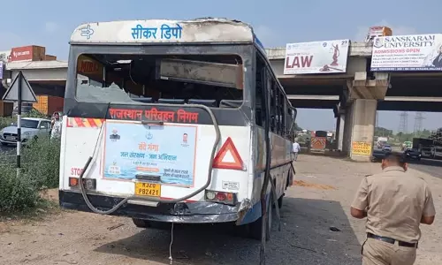 Gurgaon: कार को बचाने में यात्रियों से भरी बस पलटी Gurgaon: कार को बचाने में यात्रियों से भरी बस पलटी