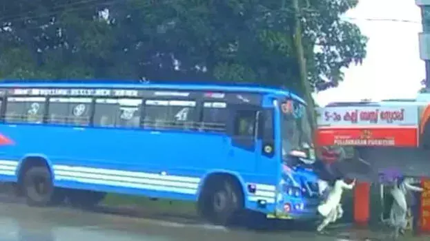 Kerala: निजी बस ने बस स्टैंड में घुसकर तीन महिलाओं को टक्कर मारी
