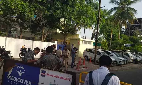 पुलिस ने बीआरएस नेताओं को रोका.. वारंगल सुबेदारी थाने में तनाव