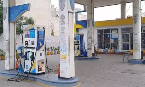 Kaithal: एसडीएम अजय सिंह ने 20 साल से संचालित फिलिंग स्टेशन को सील किया Kaithal: एसडीएम अजय सिंह ने 20 साल से संचालित फिलिंग स्टेशन को सील किया