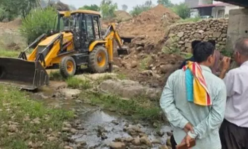 Jammu: तहसीलदार ने जल निकाय से अतिक्रमण हटाया
