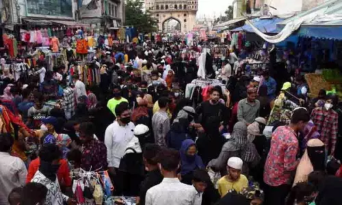 Charminar देखने आए पर्यटकों को आराम करने के लिए जगह नहीं मिली Charminar देखने आए पर्यटकों को आराम करने के लिए जगह नहीं मिली