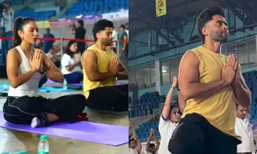Yoga Day : रकुल प्रीत का शानदार बैलेंस, जैकी को आई मुश्किल Yoga Day : रकुल प्रीत का शानदार बैलेंस, जैकी को आई मुश्किल