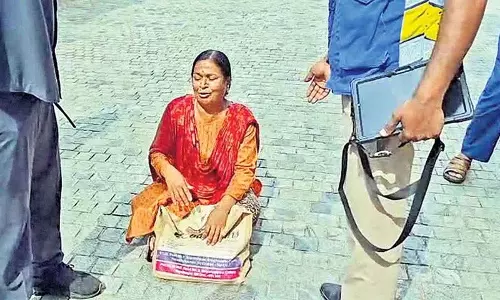 महिला ने राज्यपाल से मिलने की मांग की