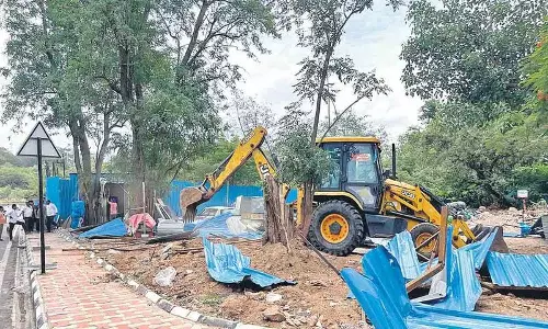 अतिक्रमण जमीनी स्तर पर हैं अतिक्रमण जमीनी स्तर पर हैं