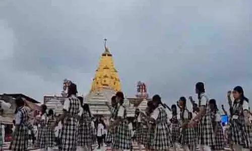 अंतर्राष्ट्रीय योग दिवस के प्रतिभागियों ने गुजरात के बनासकांठा में अंबाजी मंदिर में योग और गरबा का किया प्रदर्शन