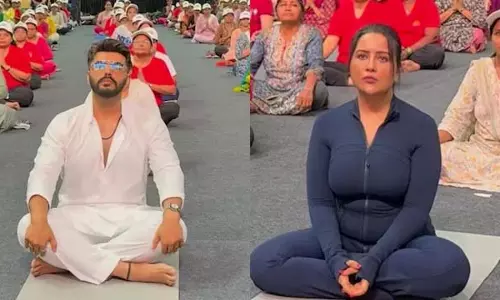 Arjun Kapoor और Amruta Fadnavis ने मिलकर मनाया अंतरराष्ट्रीय योग दिवस