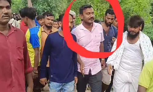 ग्रामीणों ने पंचायत प्रमुख को खराब सड़क पर एक किलोमीटर तक पैदल चलाया ग्रामीणों ने पंचायत प्रमुख को खराब सड़क पर एक किलोमीटर तक पैदल चलाया