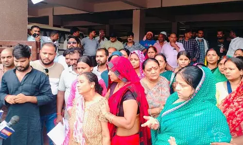 अस्पताल कर्मियों पर लापरवाही का आरोप, जच्चा-बच्चा की लाश फेंकने का मामला अस्पताल कर्मियों पर लापरवाही का आरोप, जच्चा-बच्चा की लाश फेंकने का मामला