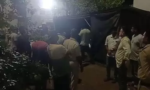 मेडिकल छात्र का शव पुलिस क्वार्टर में लटका मिला मेडिकल छात्र का शव पुलिस क्वार्टर में लटका मिला